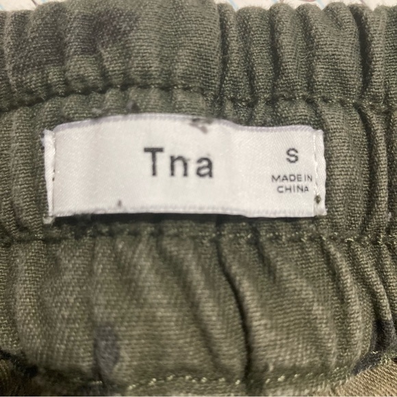 TNA Sz S Aritzia Cargo Camo Pants with Many  Pockets Jogger Style - Picture 4 of 15